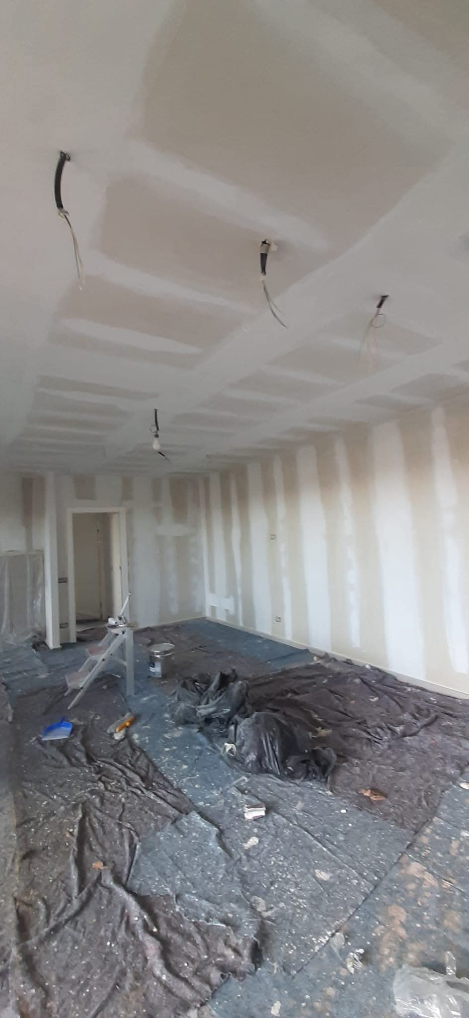 Controsoffitto con decorazioni geometriche