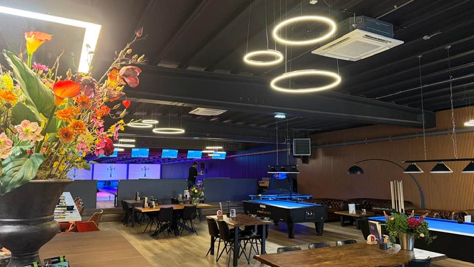 Moderne lounge met neon verlichting