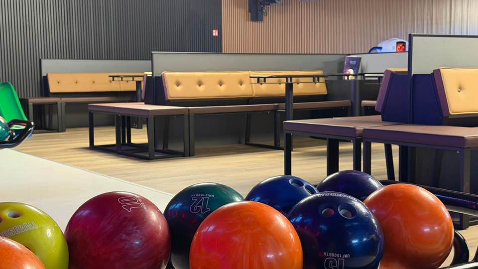 Kleurrijke bowlingballen