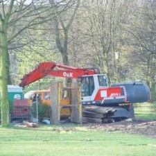 Bagger bereitet das Gelände für den Aufstellort vor