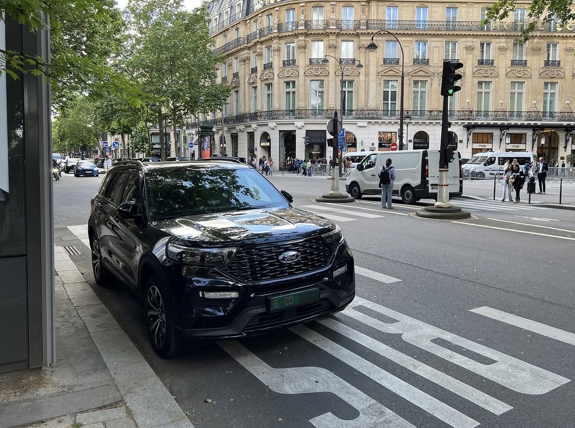 Plaque 6 CD — États-Unis, corps diplomatique (Ford Explorer, Paris) Plaque diplomatique verte 6 CD sur un Ford Explorer ST noir circulant avenue de l'Opéra à Paris — code 6 États-Unis