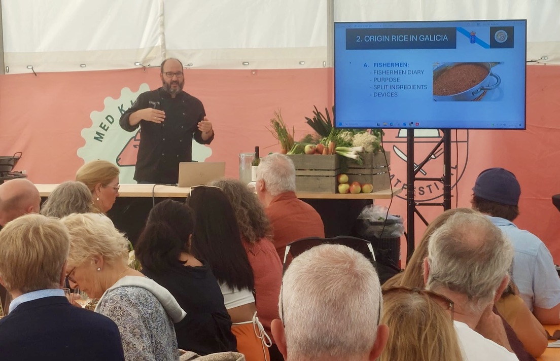 Clase teórica en aula con alumnos atentos y presentación de paella