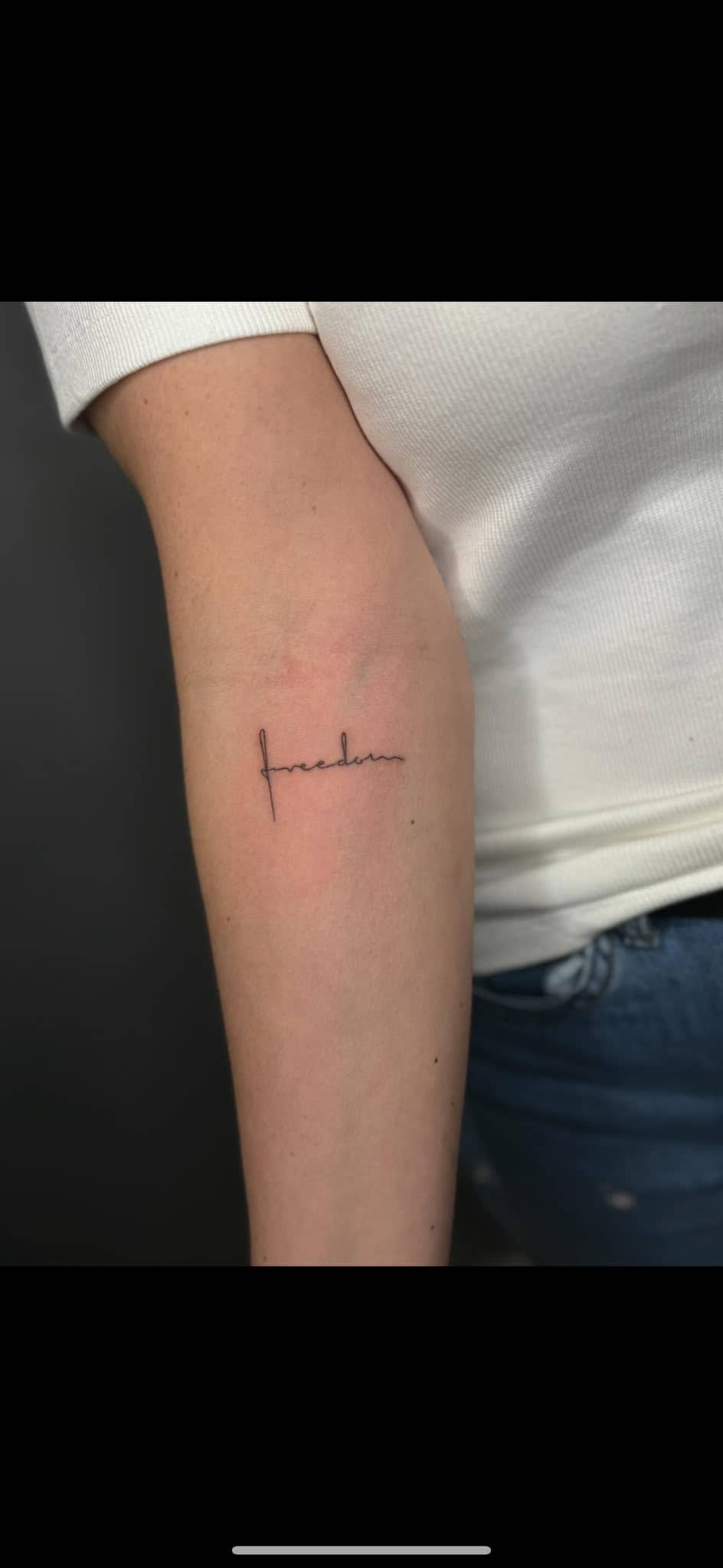 Fineline Schmetterling-Tattoo auf dem Handruecken