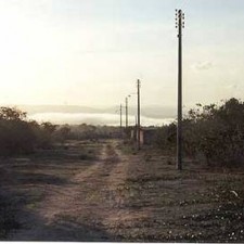 Verlassener Dorfplatz mit alten Häusern