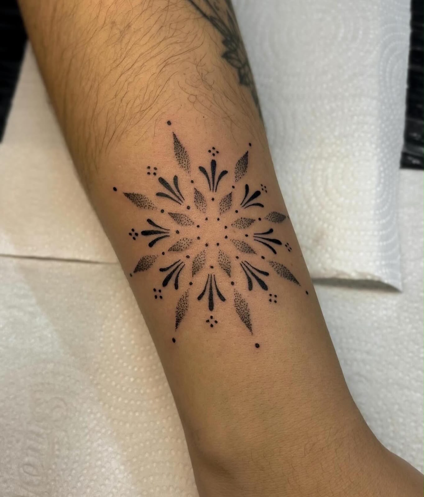 Mandala radial com pontilhado elaborado