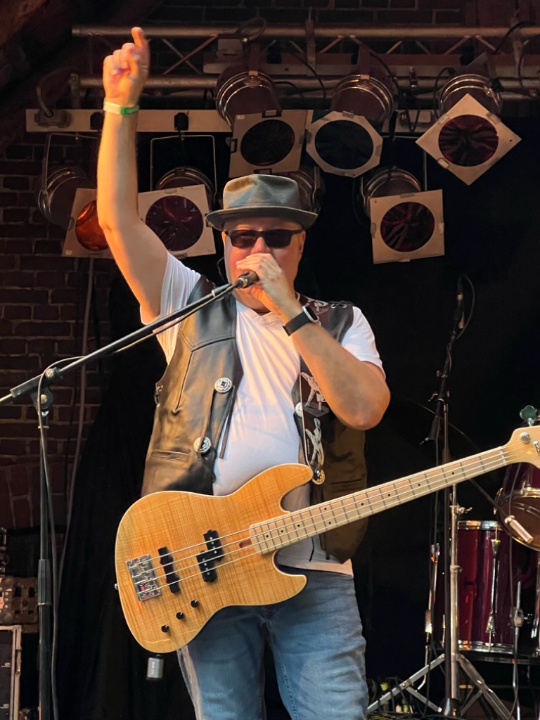 Second Life Blues Band - Bassist mit Mundharmonika auf der Buehne