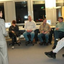 Abendveranstaltung: Vier Erwachsene sitzen im Computerraum