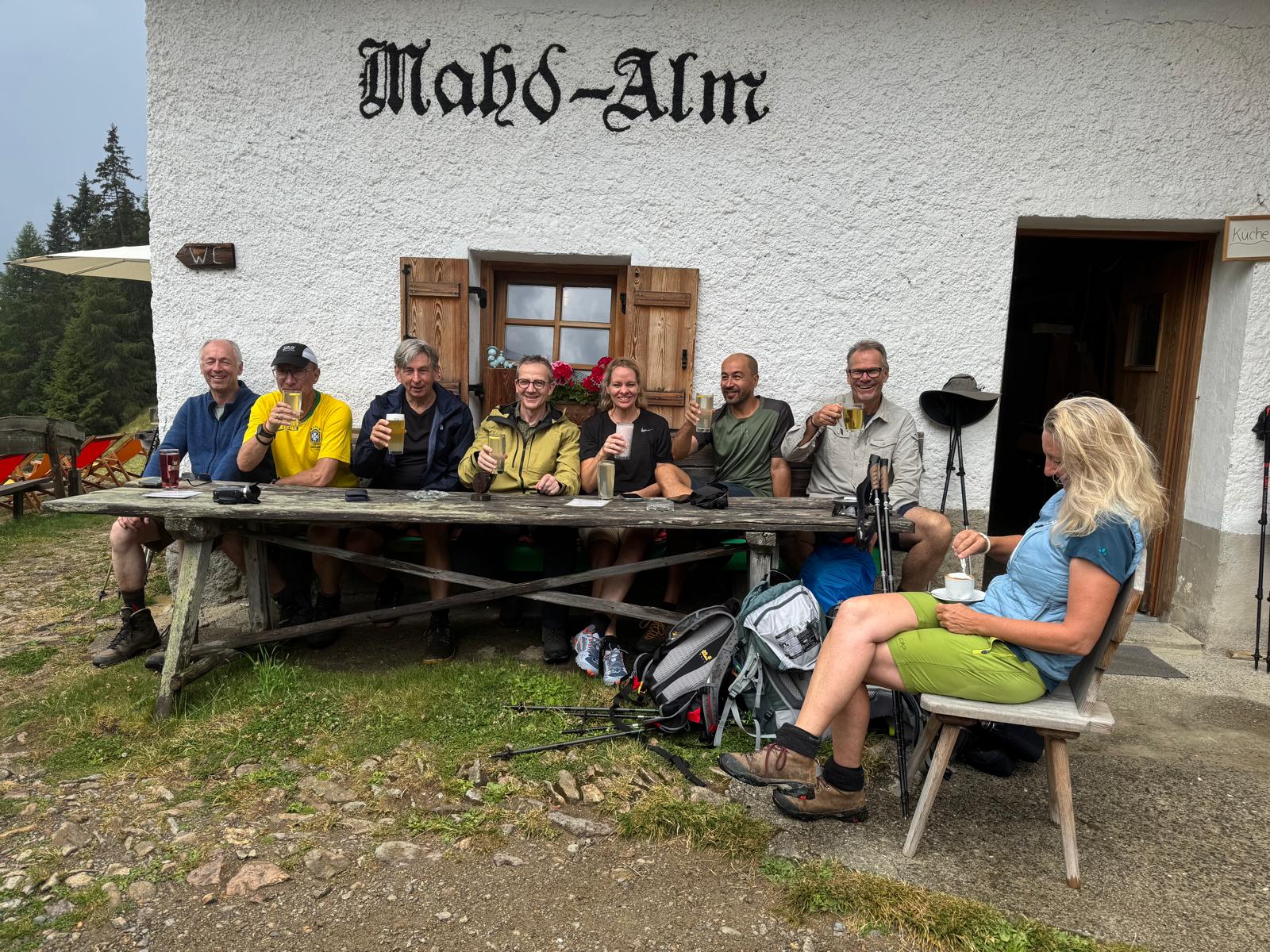 Steinerne Berghütte im Morgenlicht vor Gletscher und Gipfel