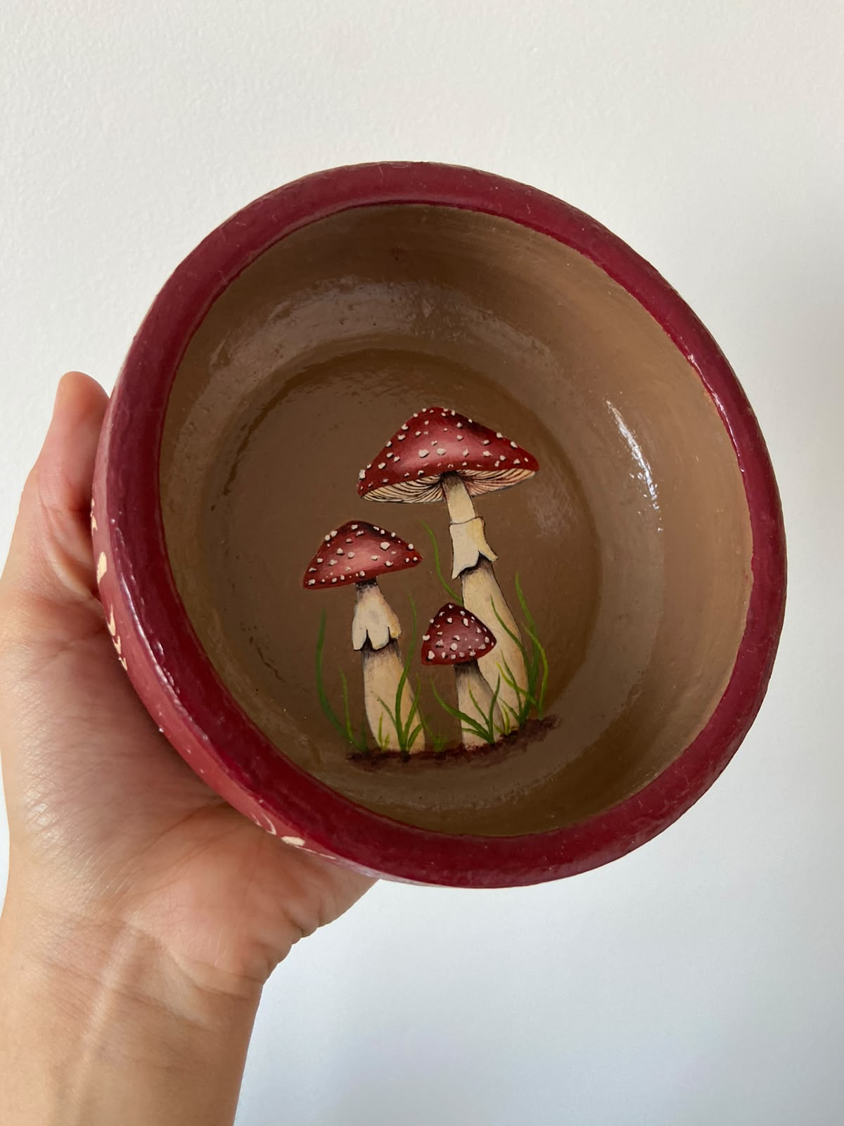 Potinho bordô com cogumelos amanita pintados à mão no interior