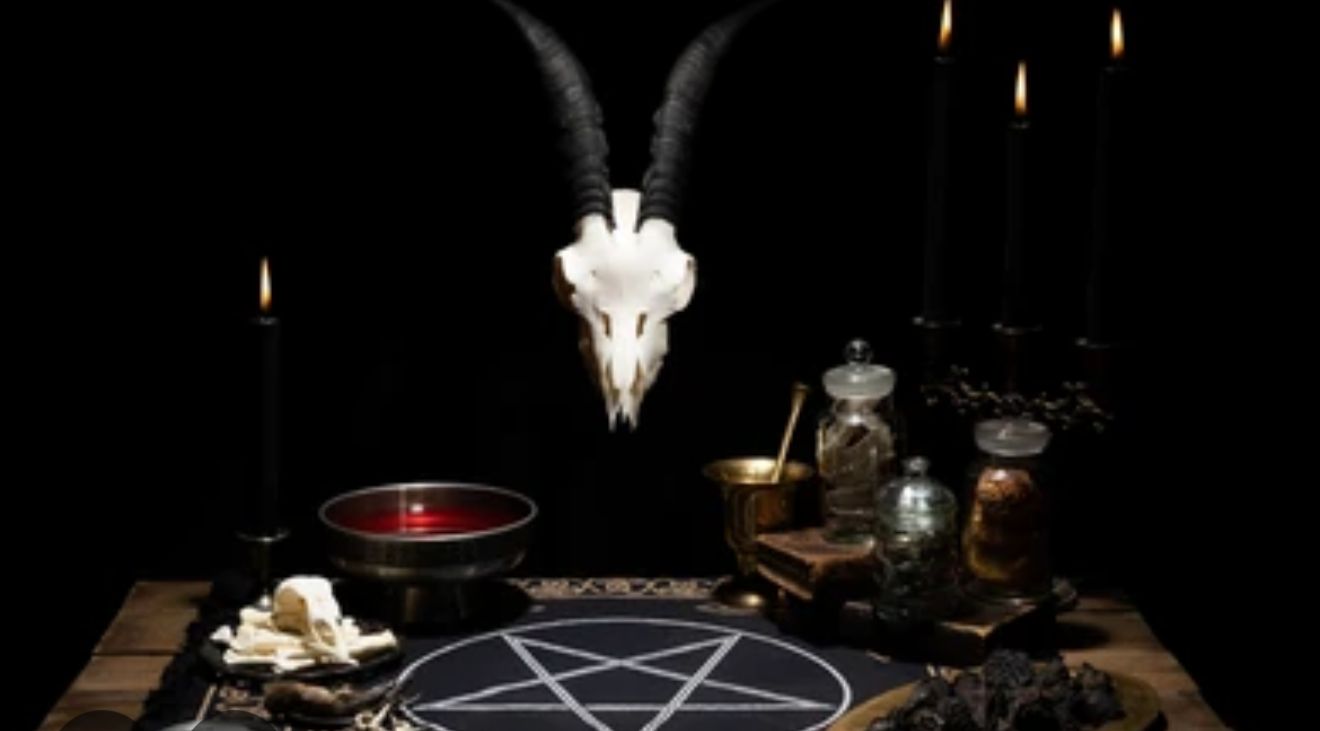 Altar de magia negra vudú con calavera y velas