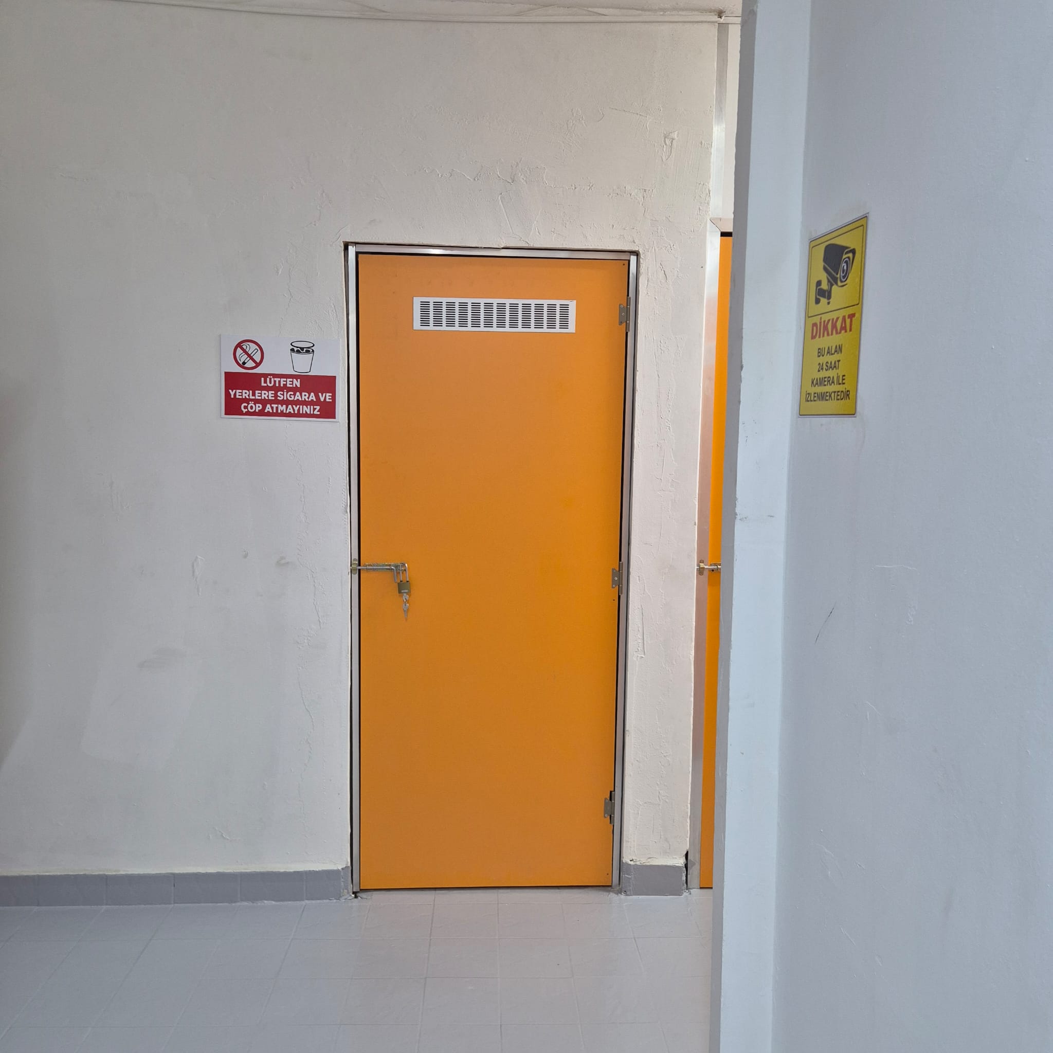 Kamera uyarı levhası bulunan 7/24 güvenlikli kilitli eşya deposu