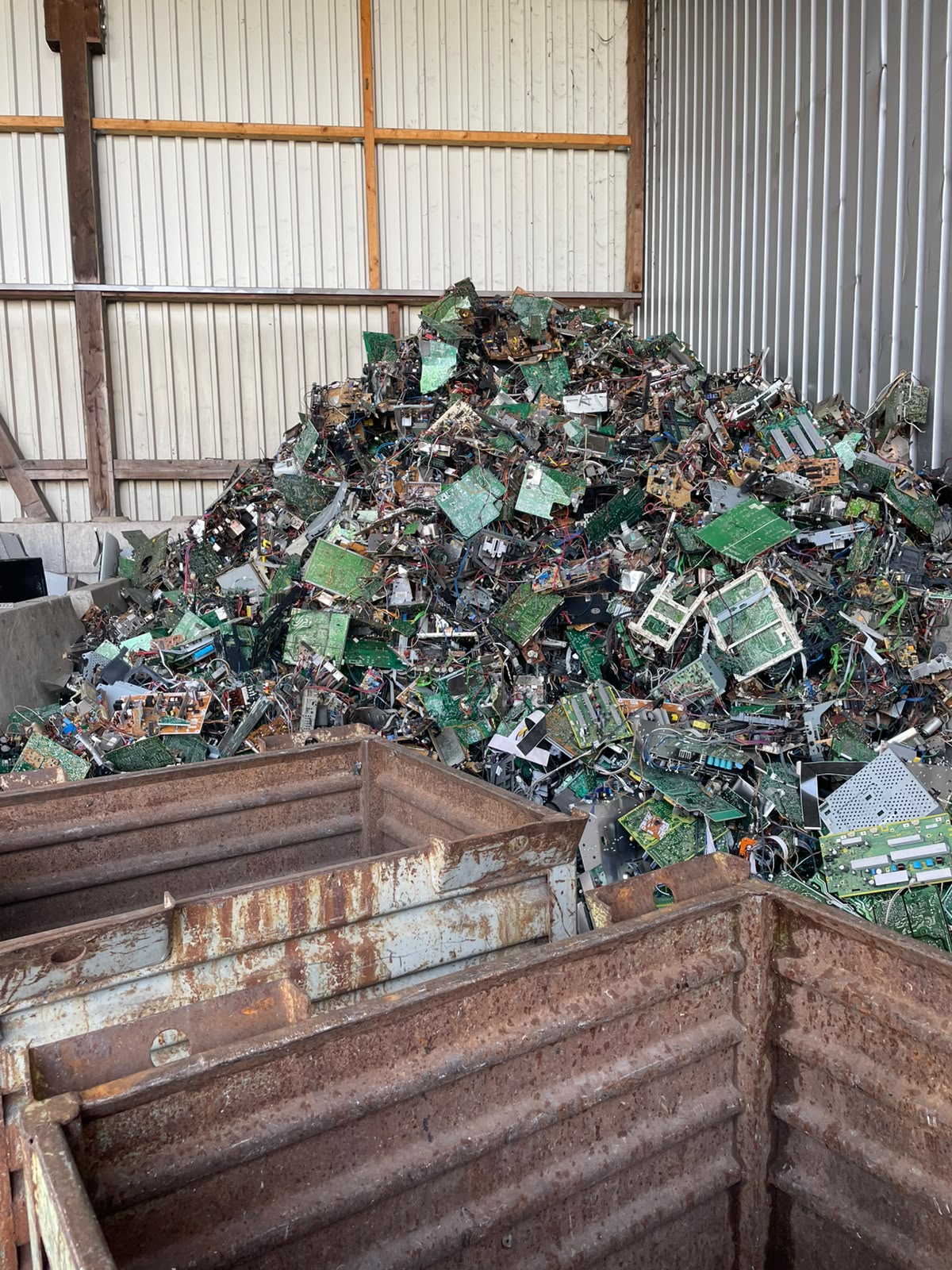 Projektteam bei der Besichtigung der Recyclinganlage