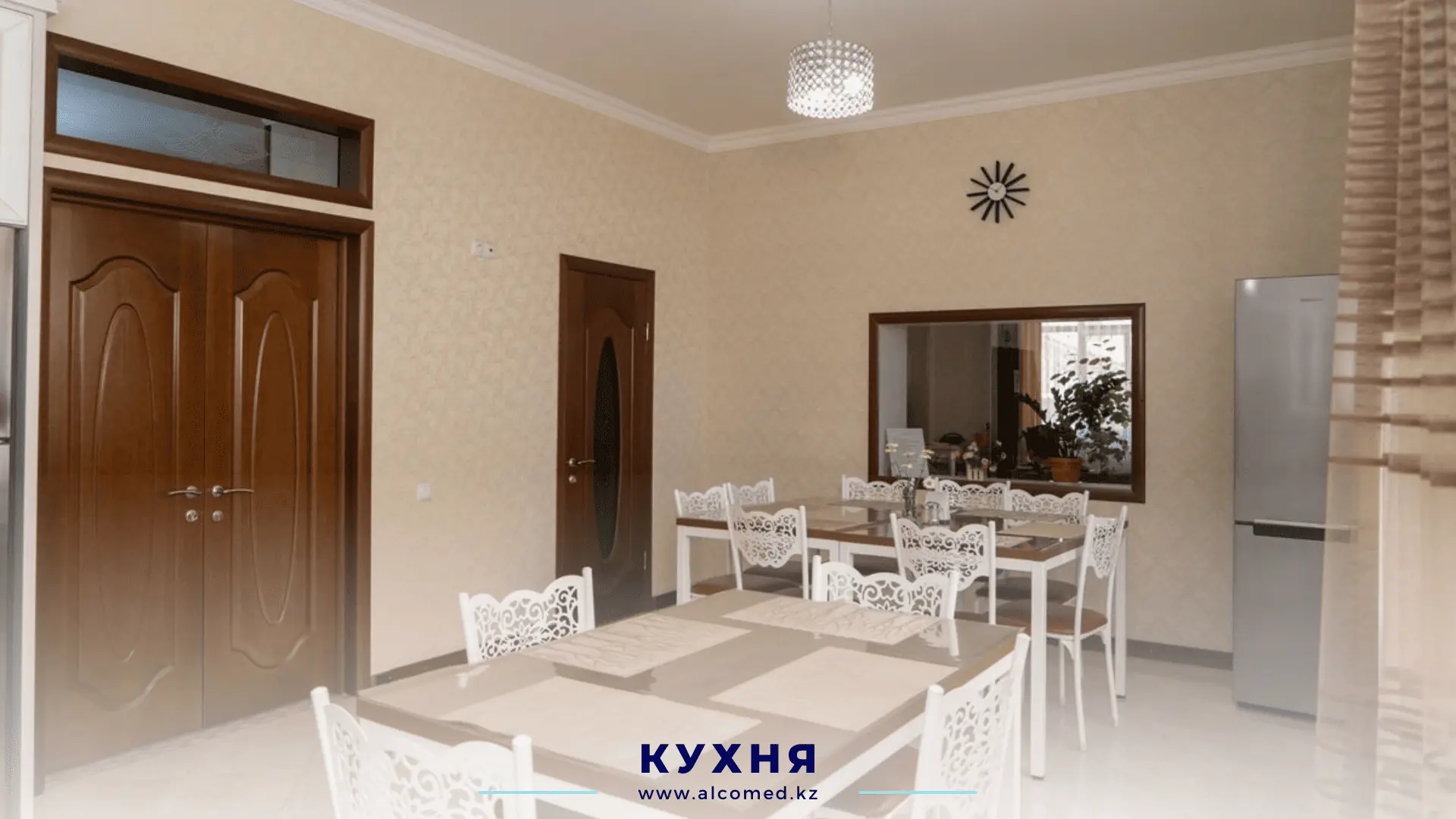Клиника Alcomed снаружи — фасад с вывеской