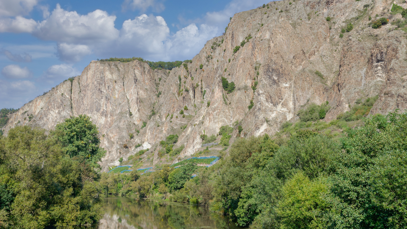 Rotenfels mit Nahe und bewaldeter Landschaft