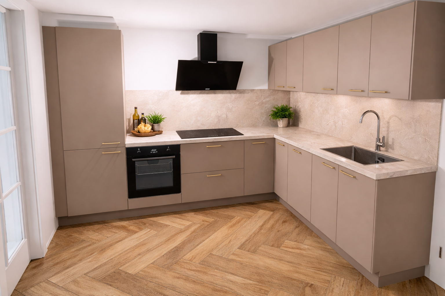 Taupe hoek keuken met gouden handgrepen en marmeren achterwand