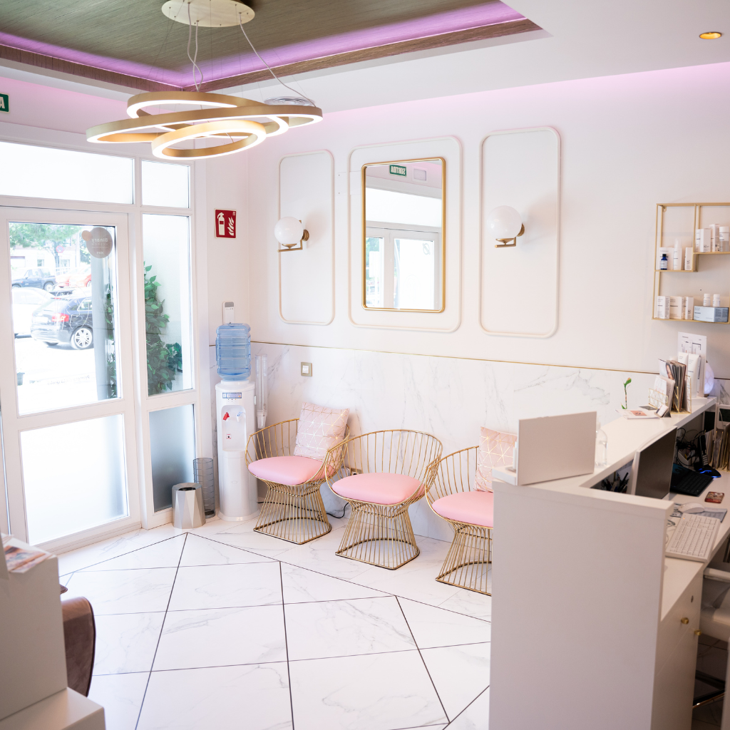 Sala de espera de Lum Clinic con marmol y candelabro