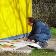 Künstler entwirft Motiv vor gelber Containerwand