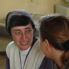 Ordensschwester im Gespräch mit einer Lehrerin