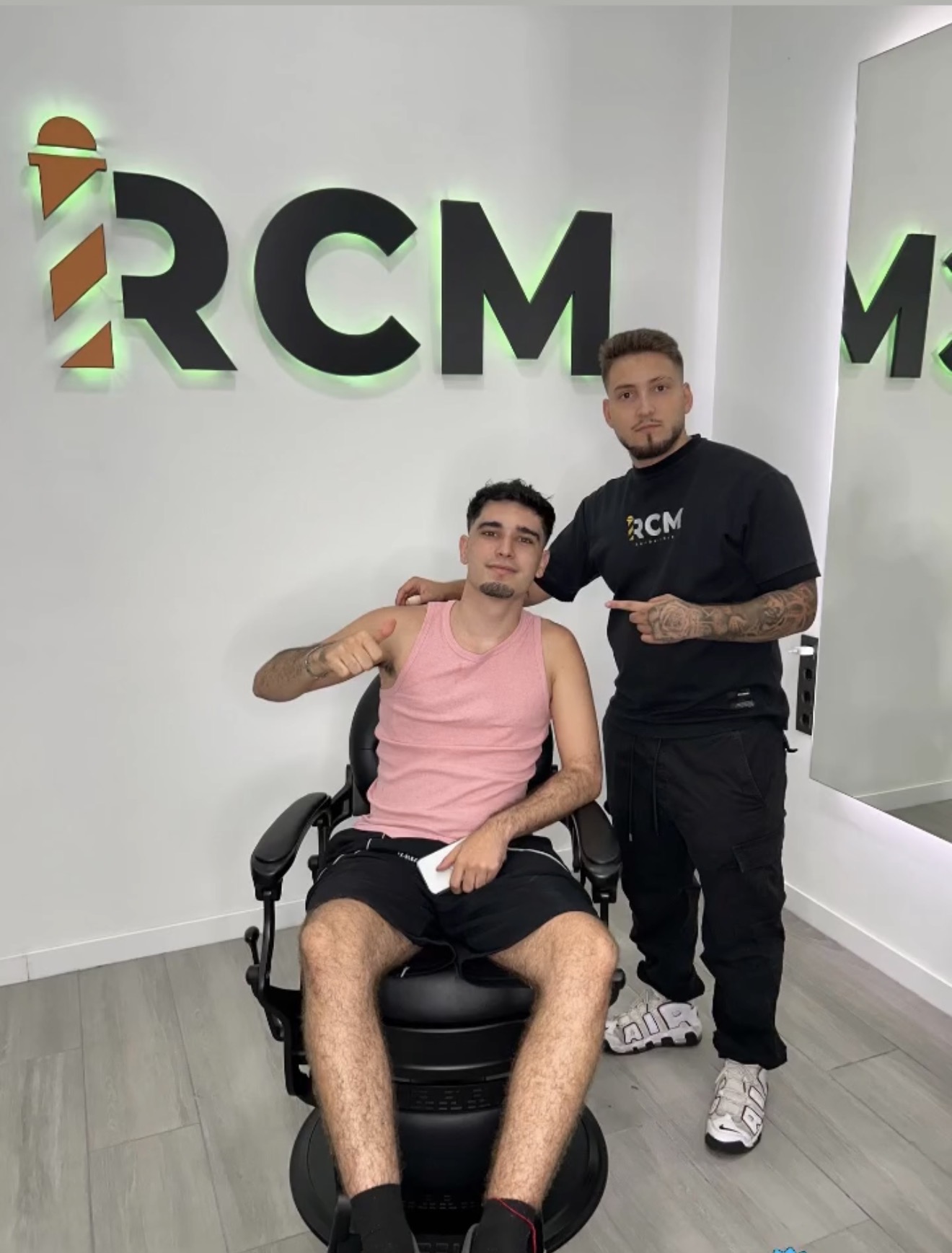 Cliente satisfecho en la barbería RCM