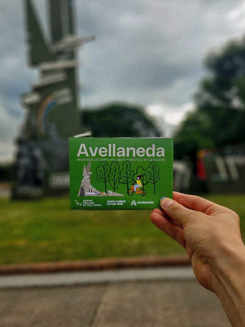 Mapa turístico Avellaneda - Folleto frente al monumento