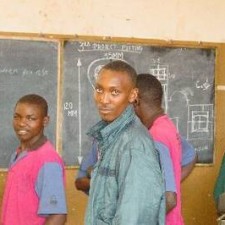 Schüler im technischen Zeichenunterricht vor der Tafel