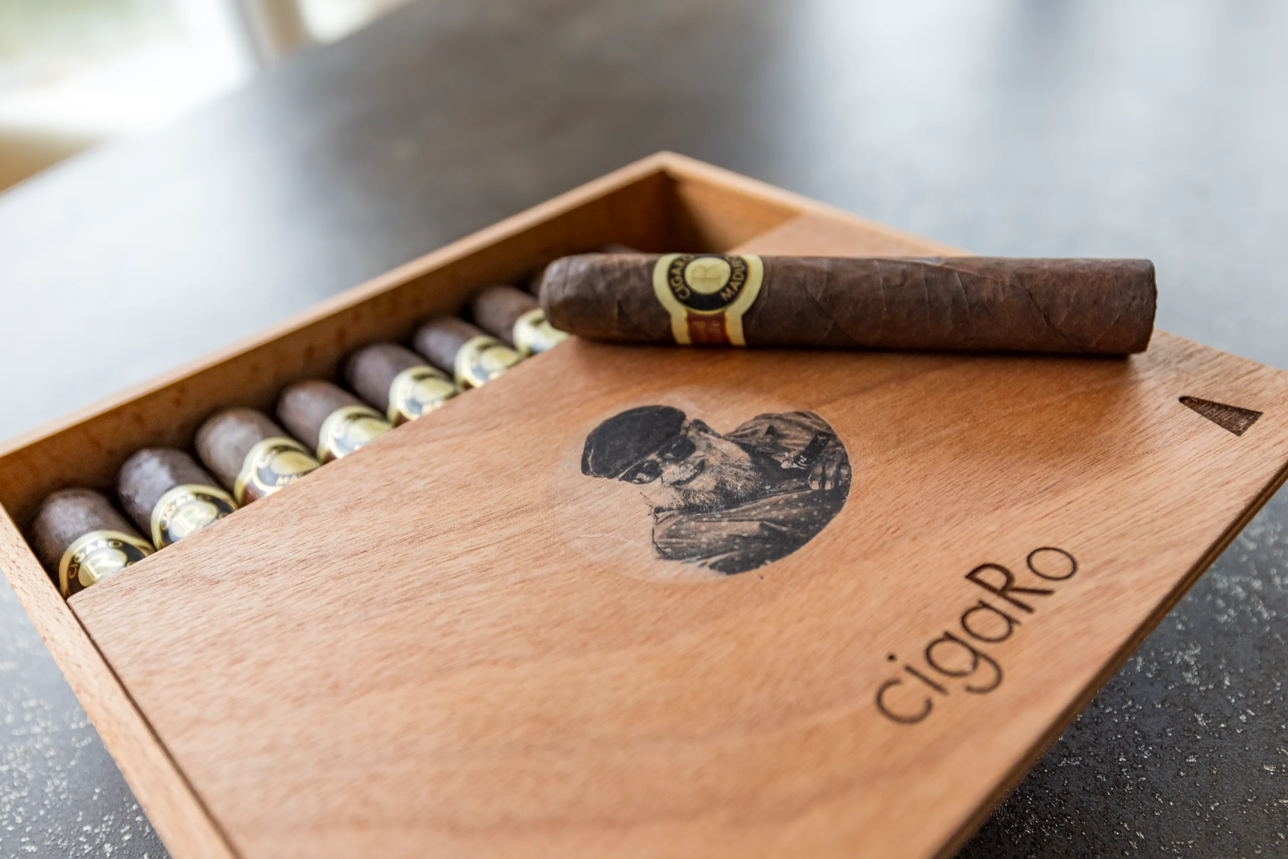 cigaRo Zigarrenkiste mit dem Portrait von Gründer Roger Liefert