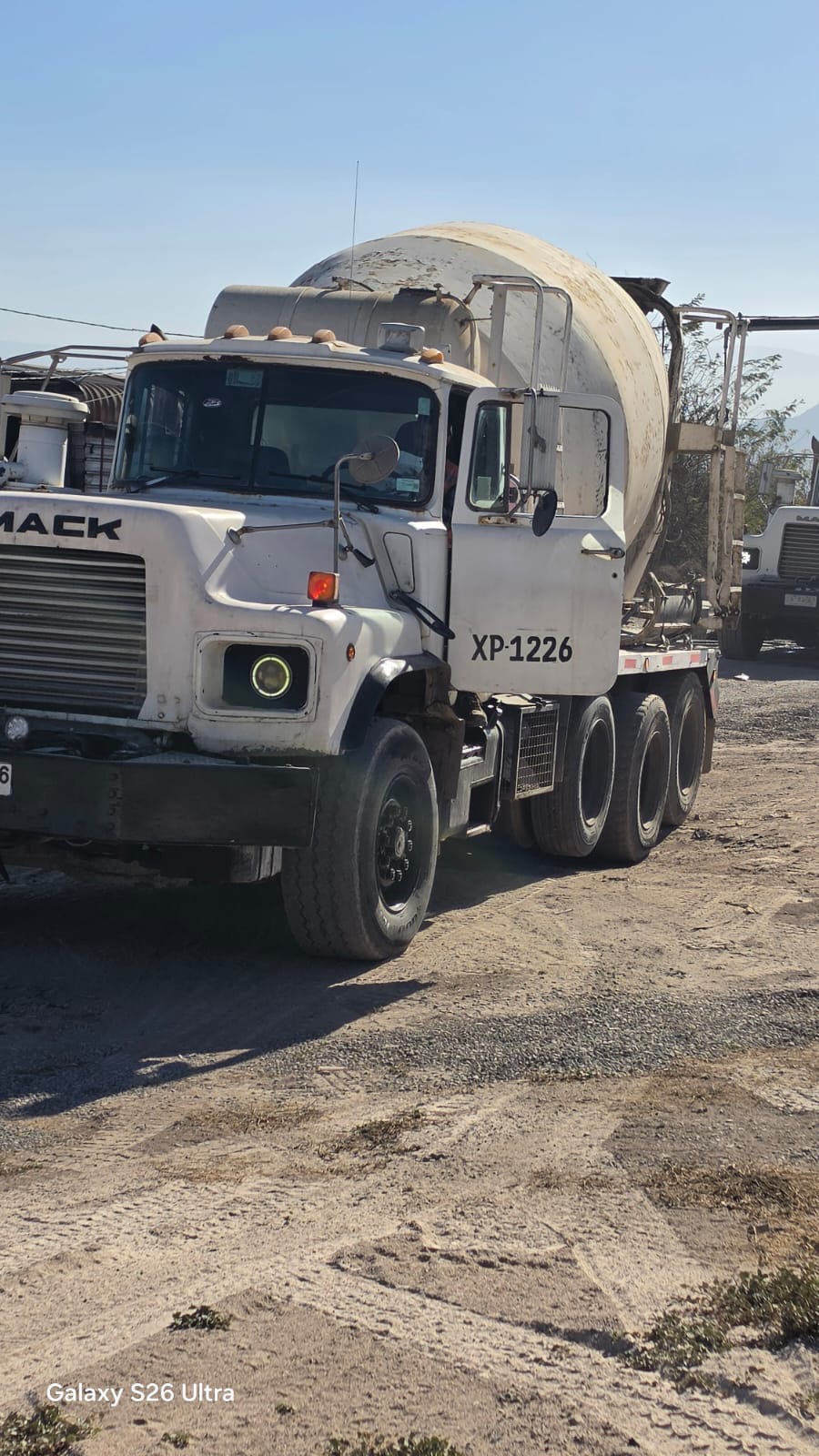 Camión mixer MACK XP-1226 de frente en patio con cordillera al fondo