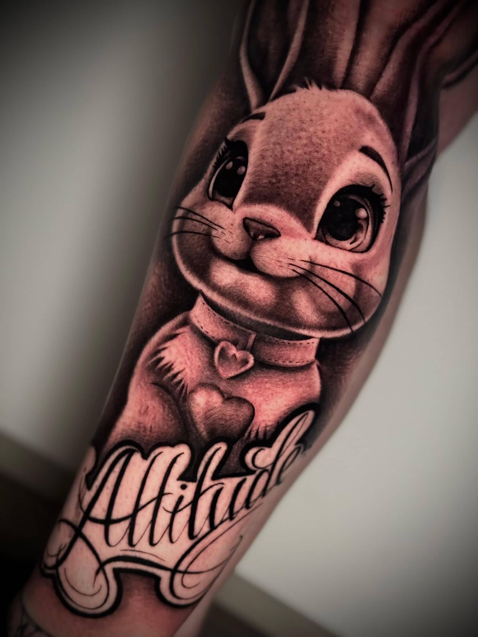 Black and Grey Cartoon-Häschen Judy Hopps mit Attitude Schriftzug am Unterarm
