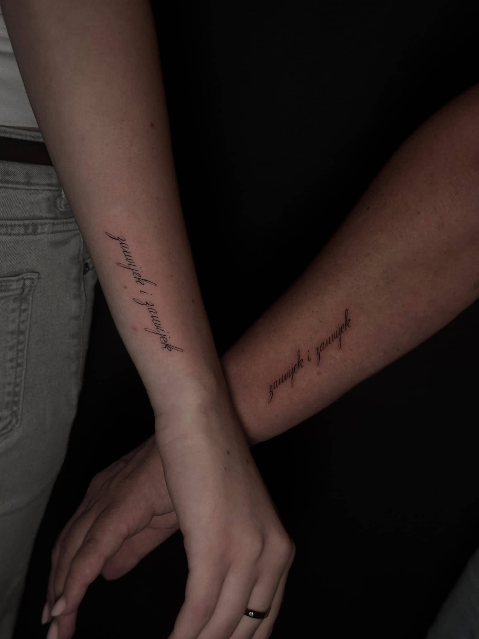 Fineline Schriftzug-Tattoo an beiden Unterarmen