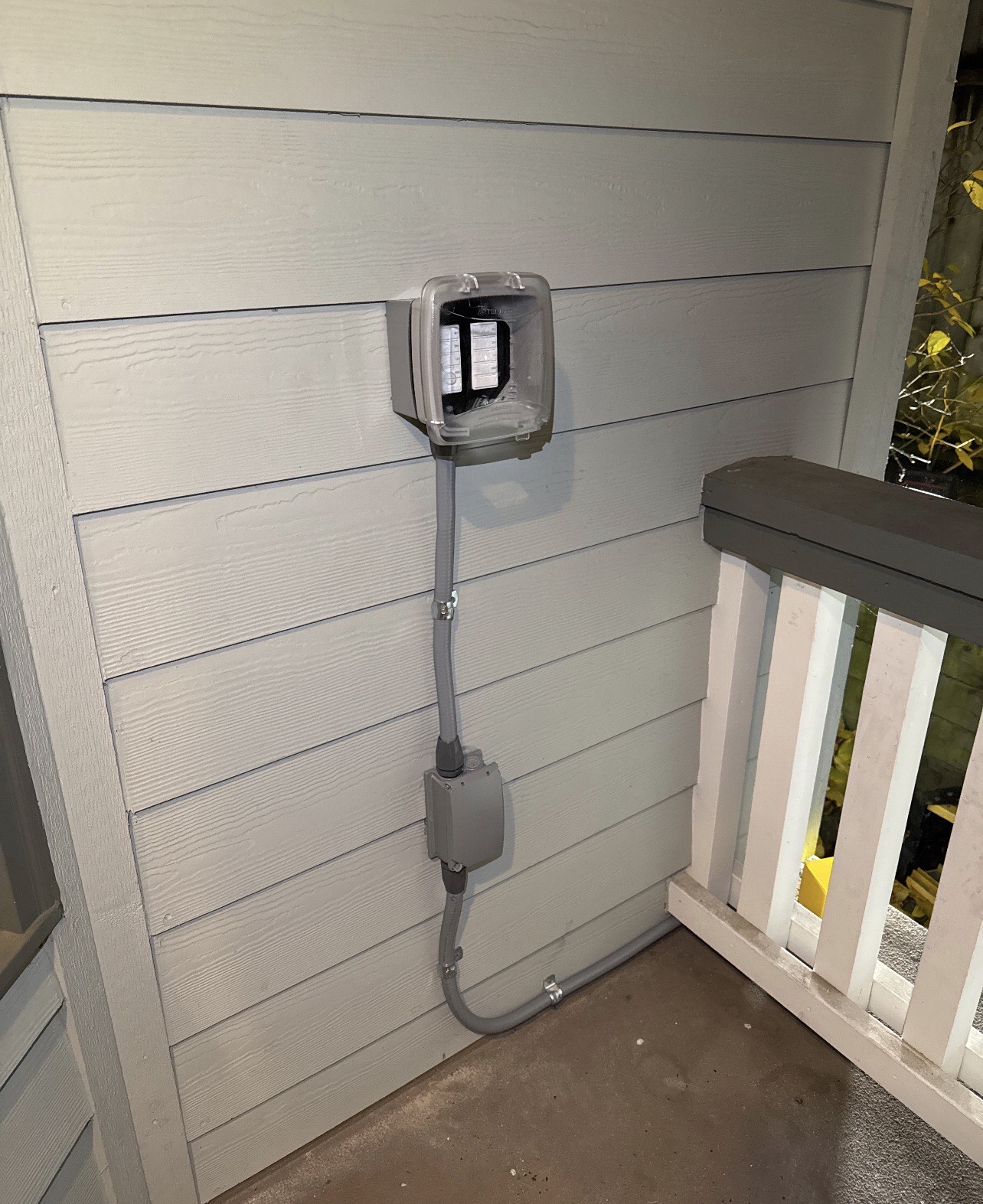 Outdoor weatherproof outlet