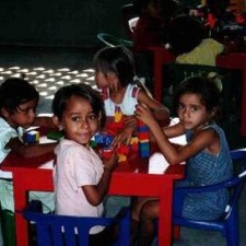 Vier Kinder bauen mit bunten Bausteinen