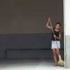 Junge Frau kehrt einen Hallenflur