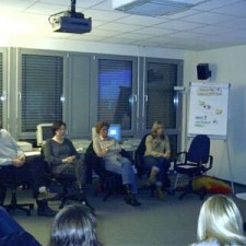 Podiumsdiskussion mit vier Personen vor Flipchart