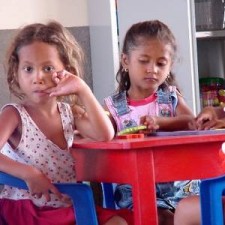 Zwei Mädchen am roten Tisch