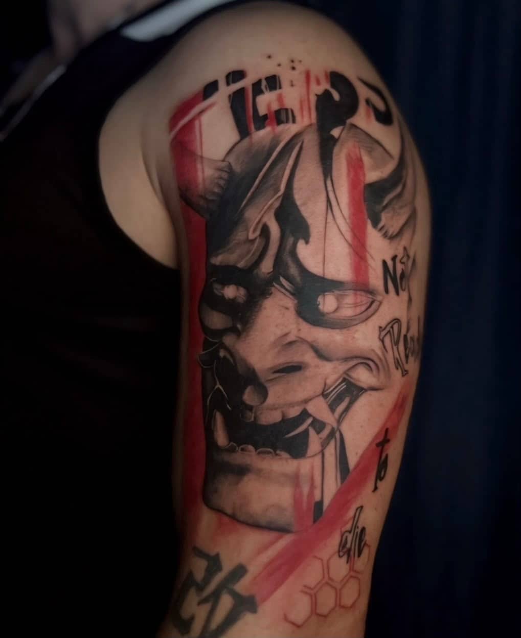 Trash Polka Sleeve mit mehrschichtigen Portraets und roten Splatter-Effekten