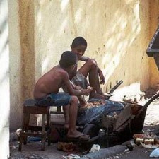 Zwei Jungen an einem selbstgebauten Grill