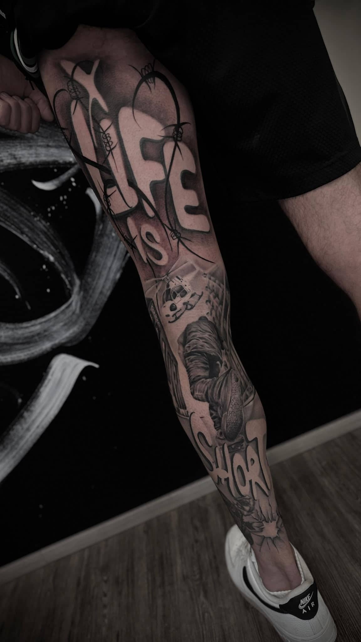Black and Grey Life is Short Full-Leg-Sleeve mit Helikopter und Gorilla