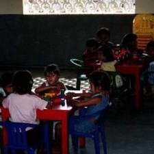 Kinder beim Spielen im Klassenraum