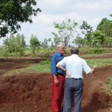 Zwei Männer besprechen einen Erdaushub auf dem Projektgelände