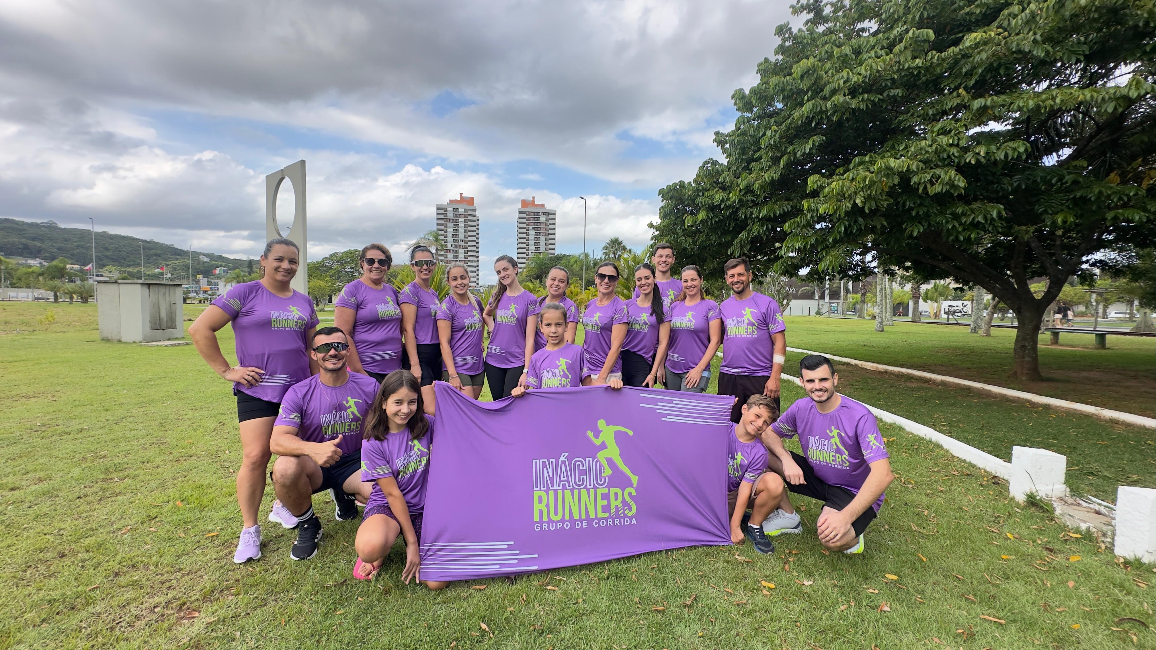 Equipe Inácio Runners com uniformes roxos