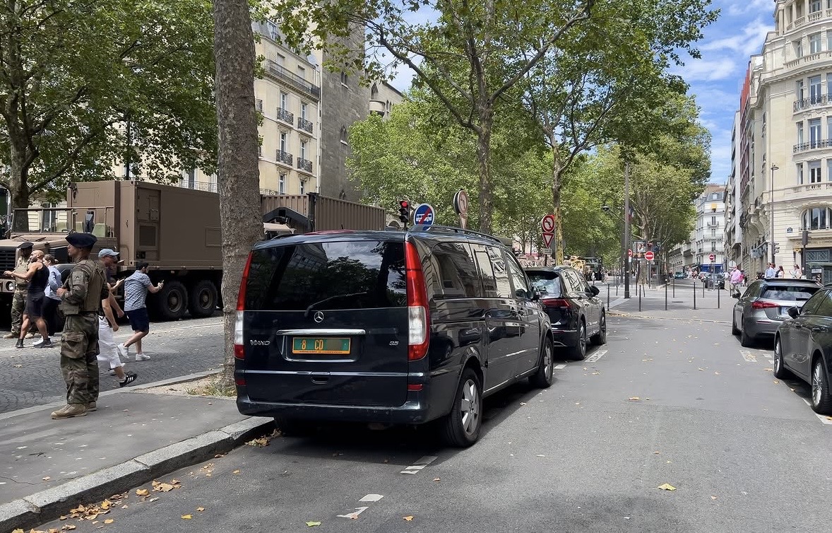 Plaque 8 CD — Arabie Saoudite, Mercedes Viano, Paris Plaque diplomatique verte 8 CD sur un Mercedes-Benz Viano garé boulevard Haussmann à Paris — code 8 correspondant à l'Arabie Saoudite, militaires en arrière-plan