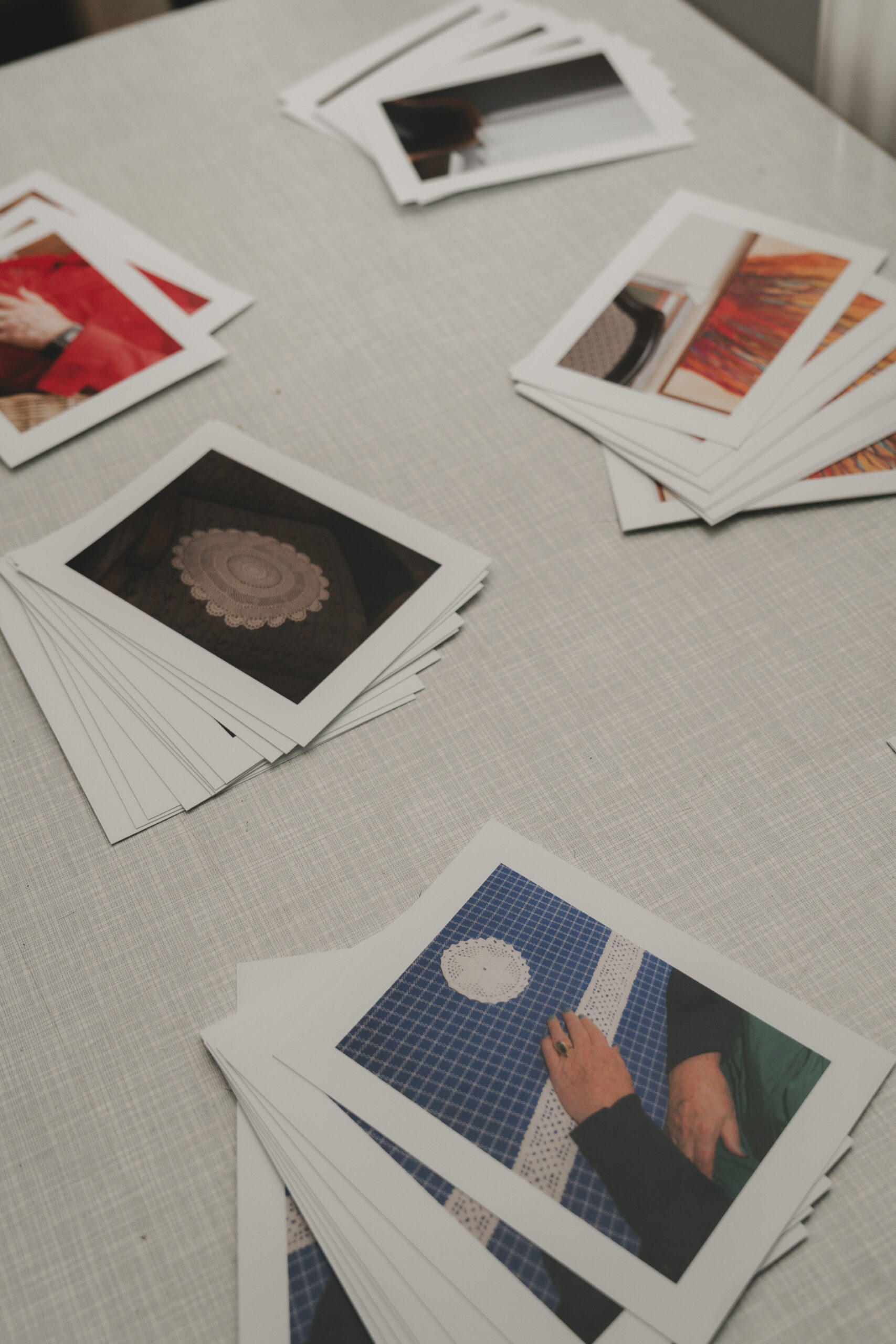 Gedruckte Fotokarten auf einem Tisch – Projektvorbereitung