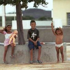 Erwachsener mit Kindergruppe auf Treppenstufen