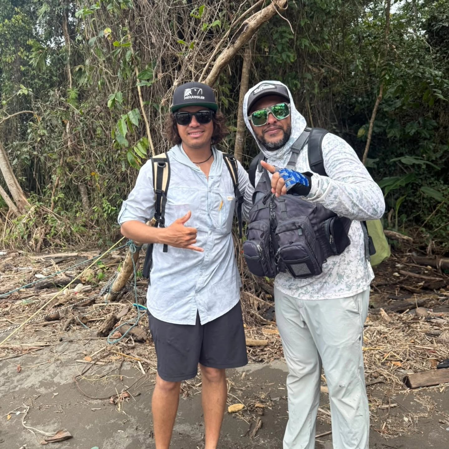 Compañeros de pesca junto al bosque