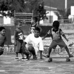 Kinder spielen auf dem Platz