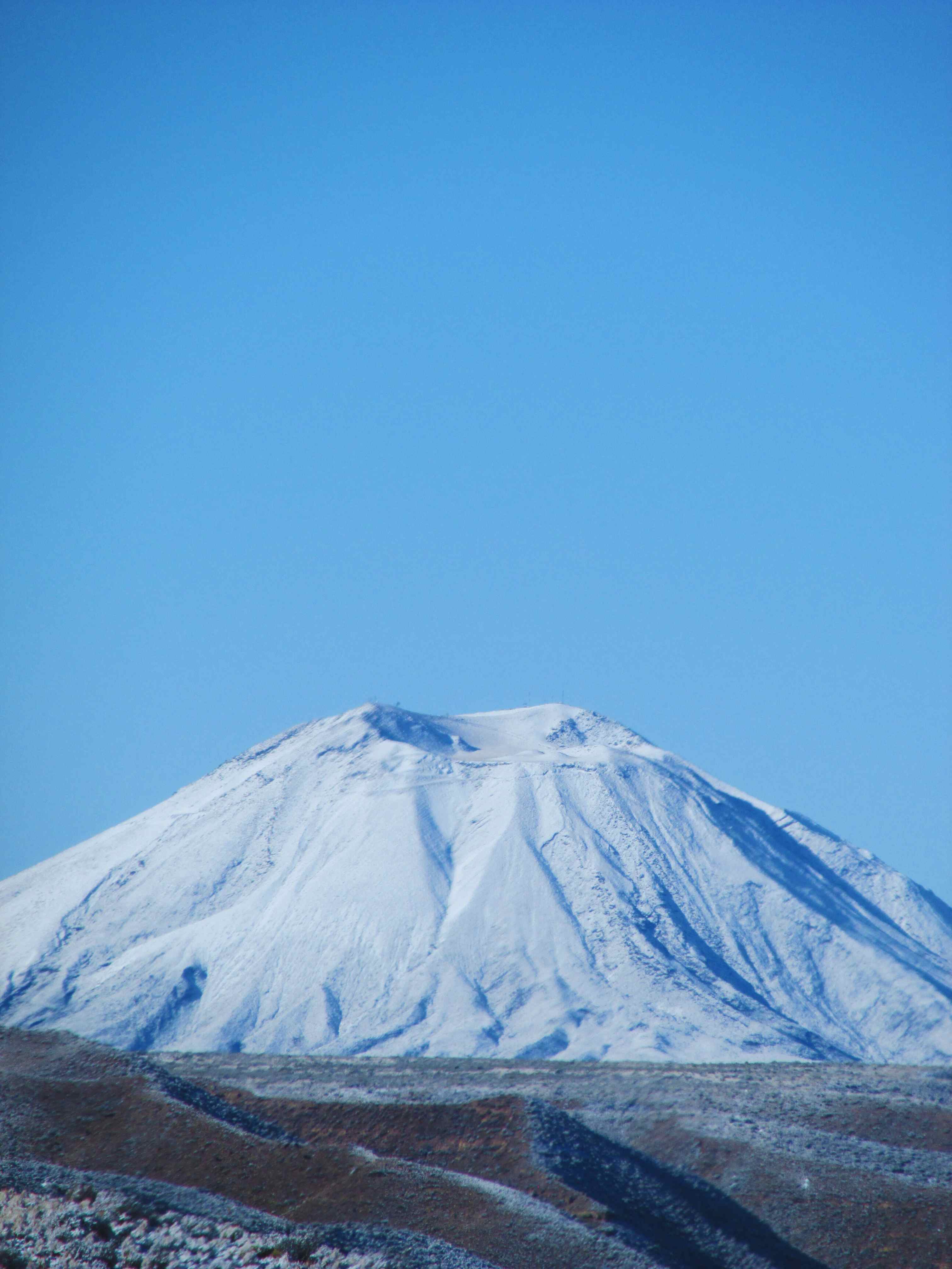 Cono volcánico nevado perfectamente simétrico
