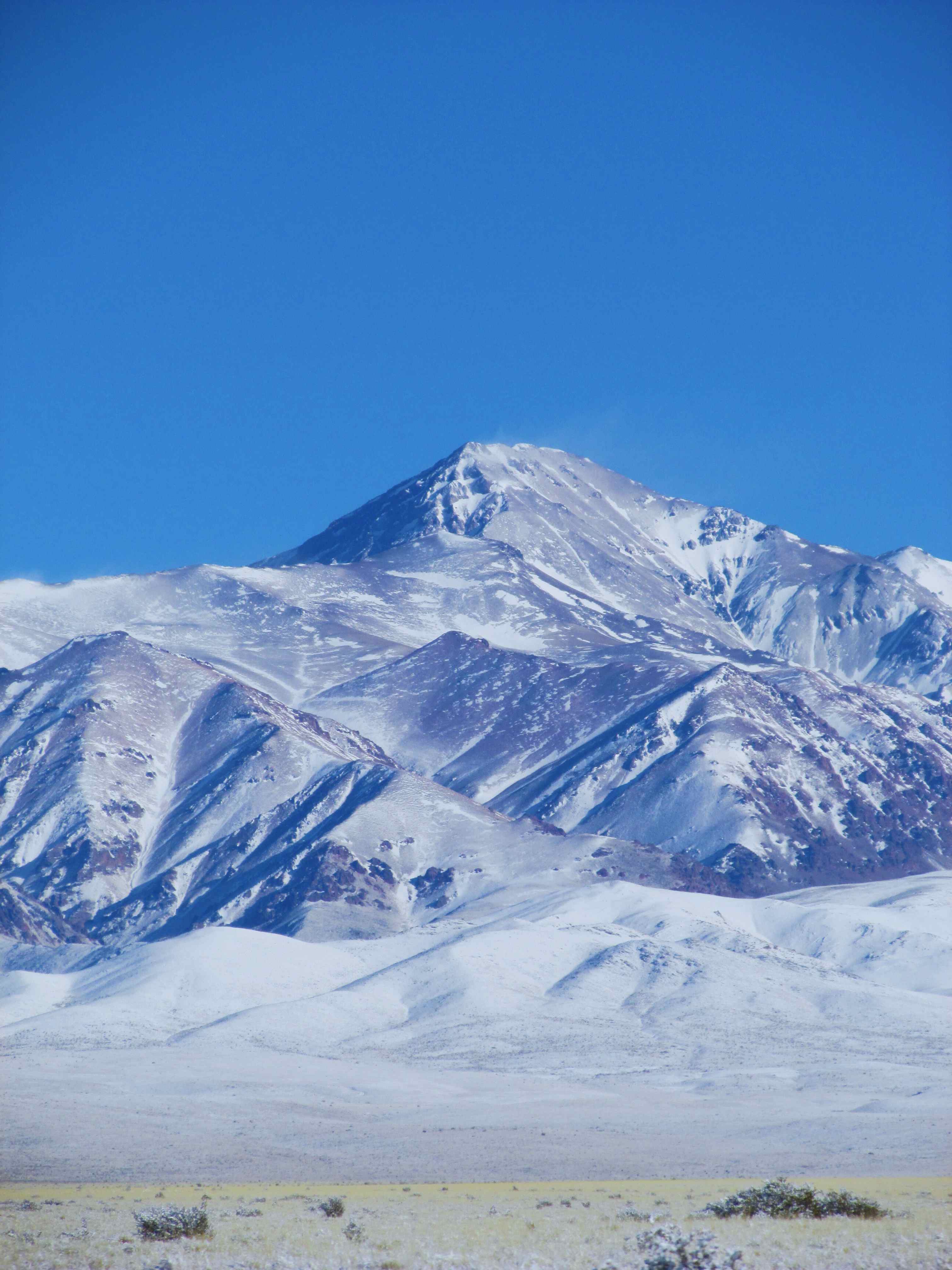 Imponente cerro nevado con cielo azul despejado