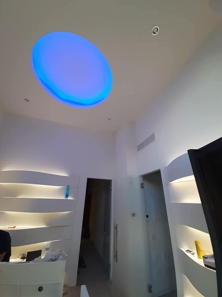 Soffitto con luce LED blu e scaffali illuminati