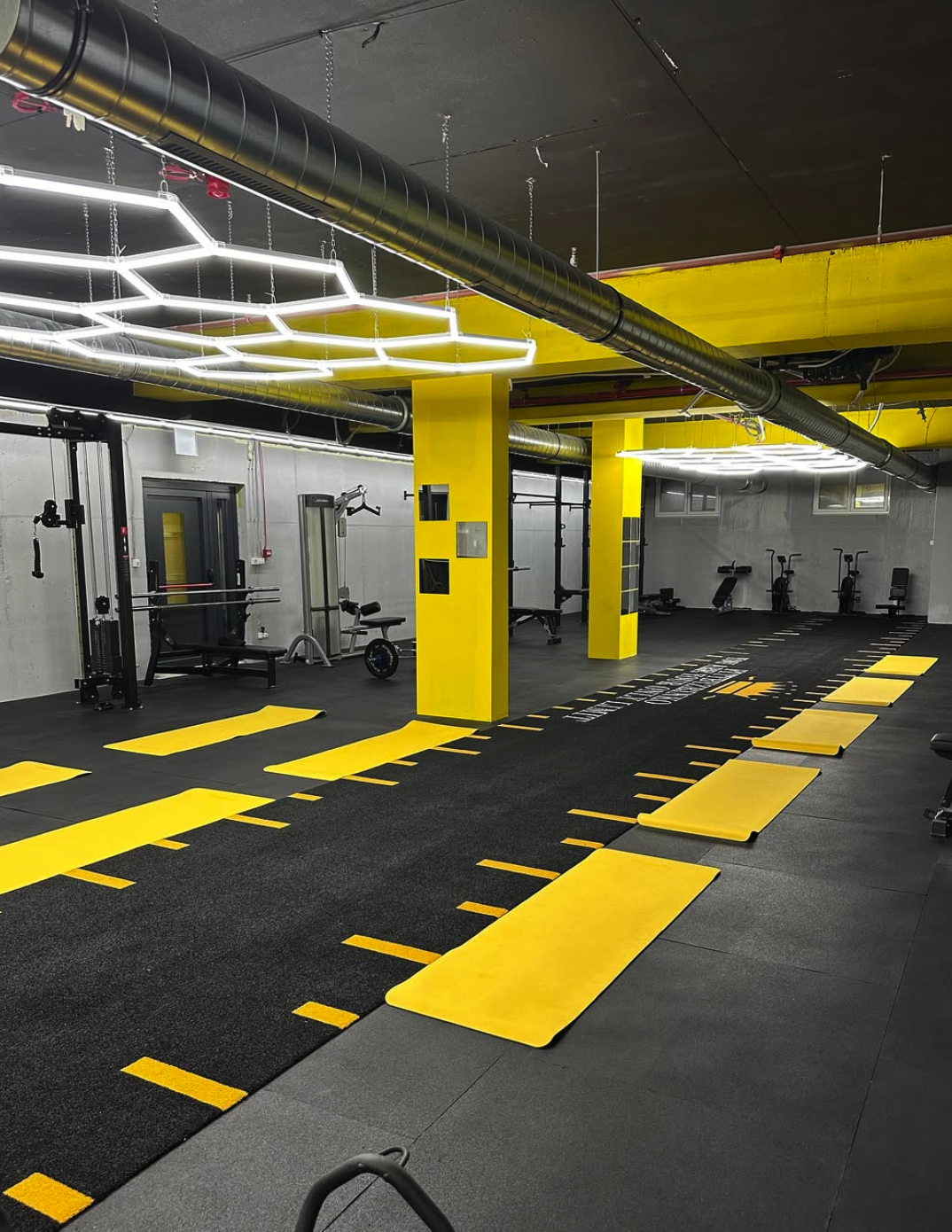 Saiyan Gym — teretana s žutim akcentima i fitness opremom