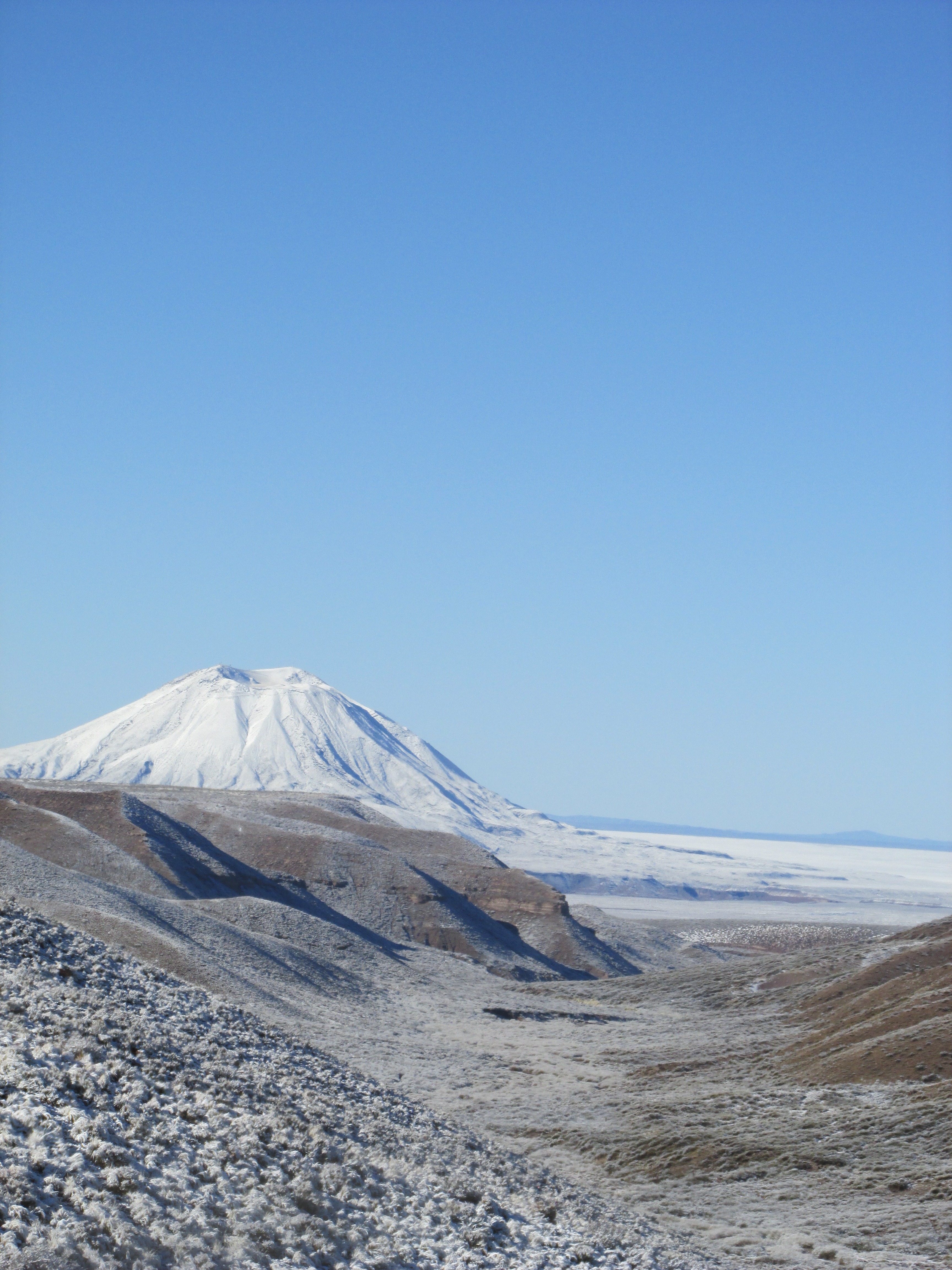 Volcán nevado en invierno con paisaje blanco